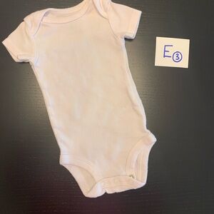 ⭐️5/$10.00⭐️— White Baby Onesie (NB)
